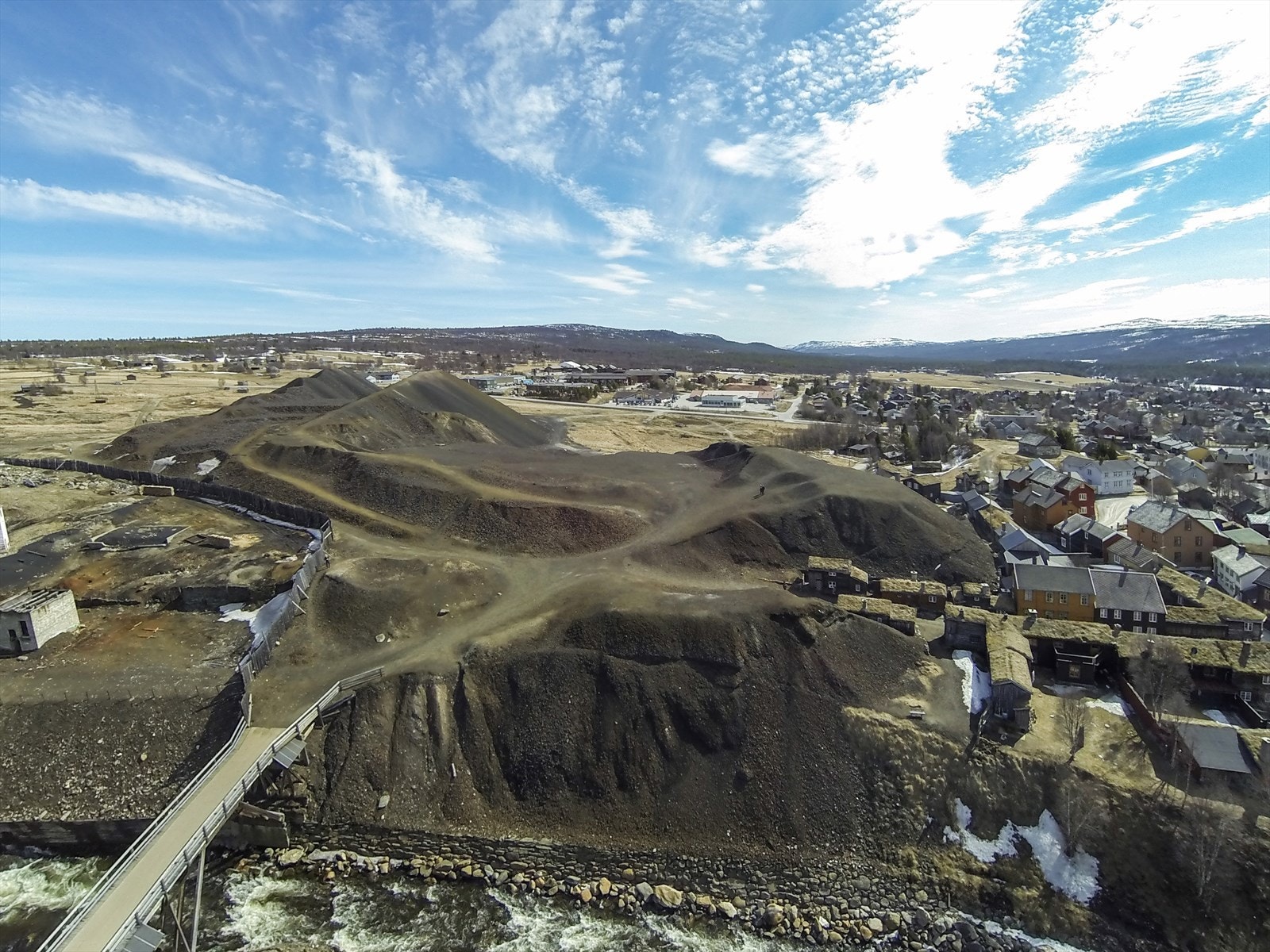 Bergstaden Røros er på alle måter en særpreget by. Den er landets eneste virkelige høyfjellsby og ligger 628 m.o.h. Om sommeren myldrer det av liv i Rørosgatene, og setergrender i regionen byr på konserter og arrangement. Galleribilde