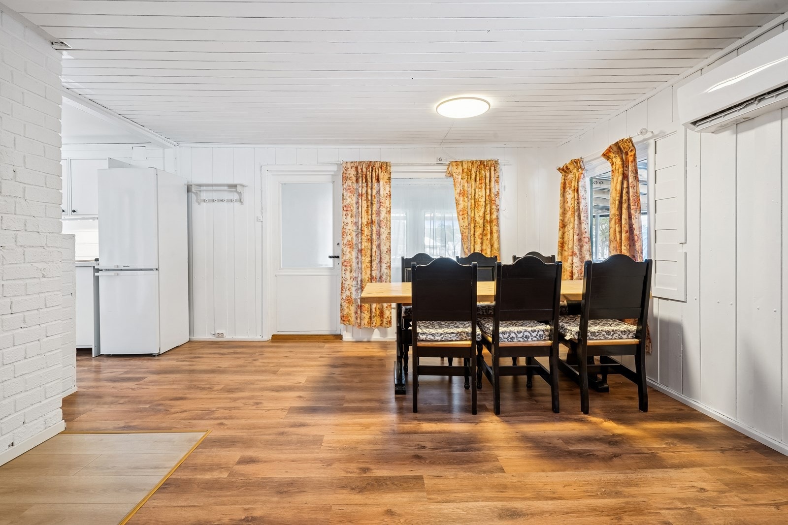 I tilknytning til kjøkkenet er spisestuen. Galleribilde