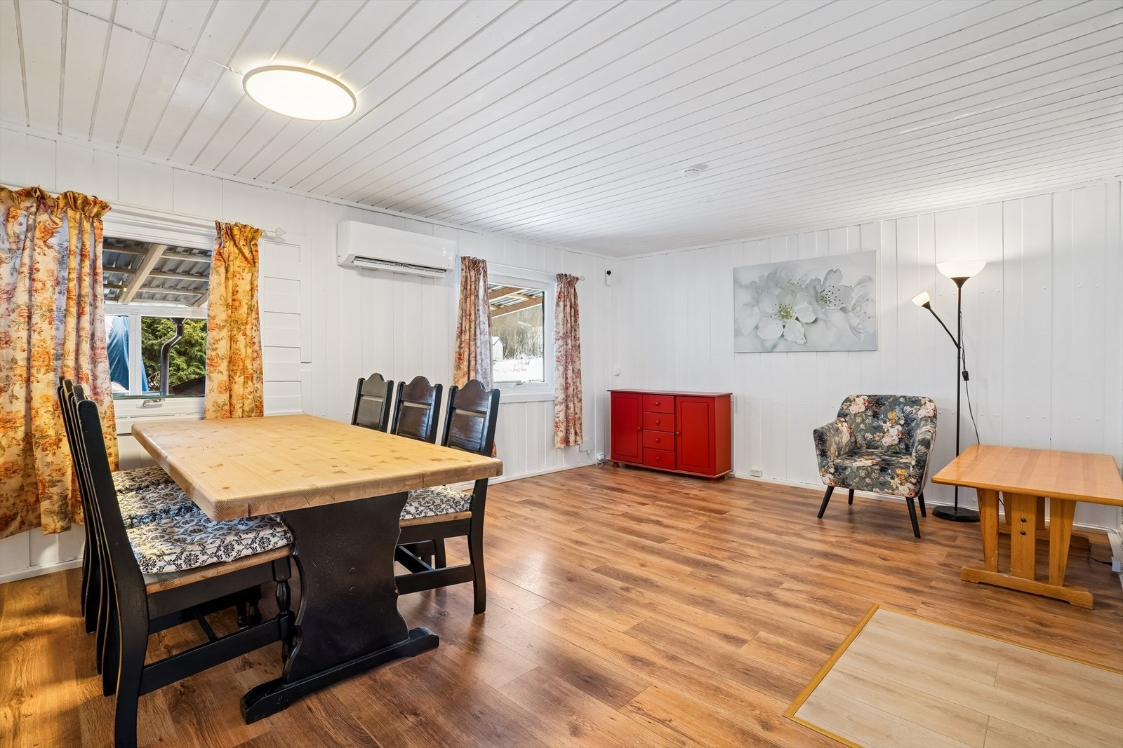 Stuen har også plass til en sofagruppe. Galleribilde