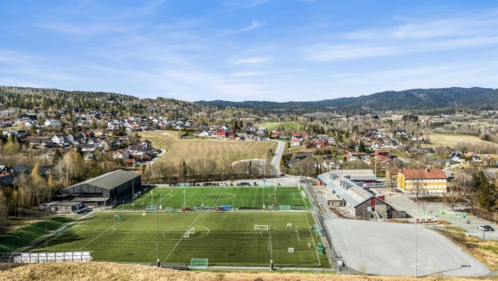 Lommedalen Idrettspark og skolen.jpg Galleribilde