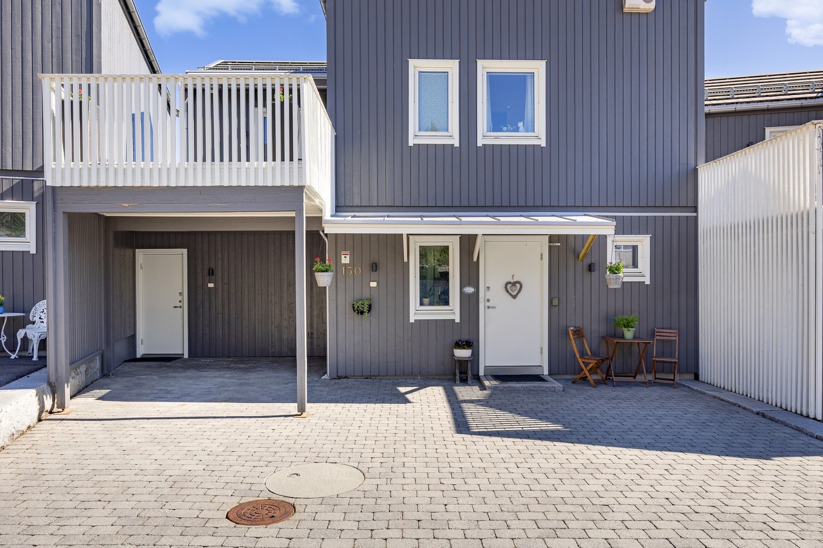 Boligen har stor og romslig gårdsplass med plass til flere biler. Galleribilde