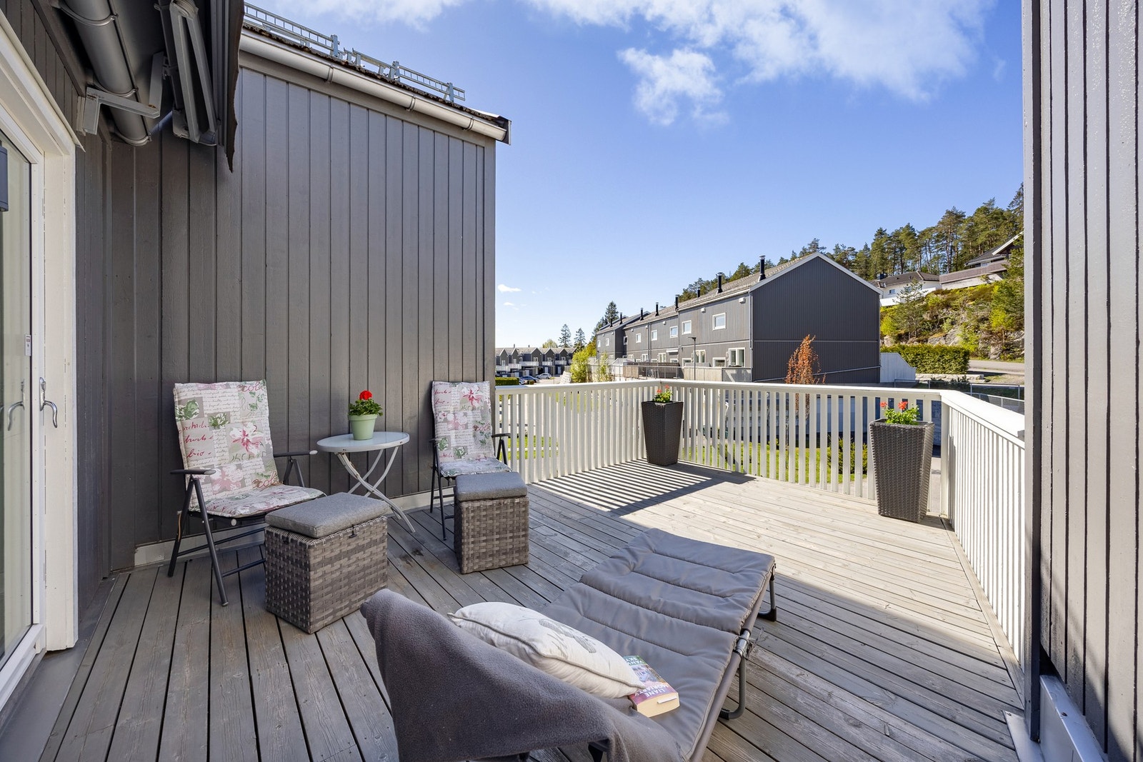 Boligen har en stor og romslig uteområdet fra andre etasje. Her har man gode solforhold på kvelden. Galleribilde