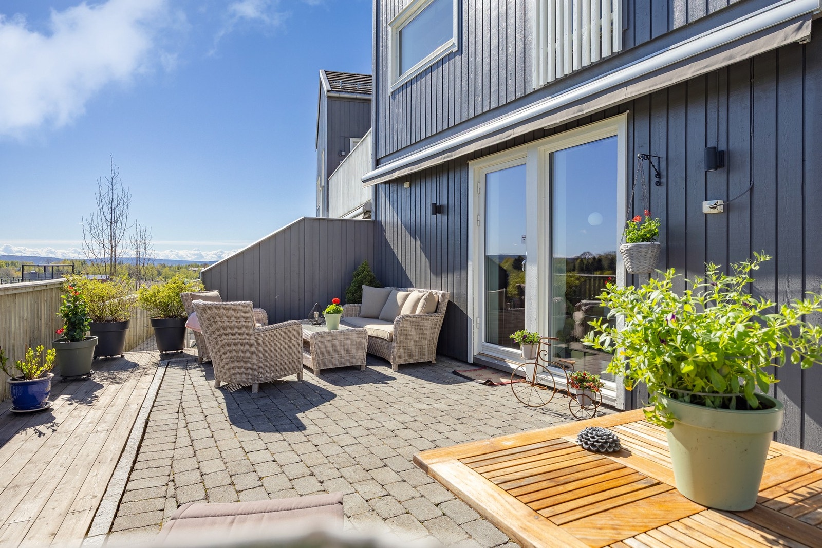 Steinlagt uteområde. Galleribilde