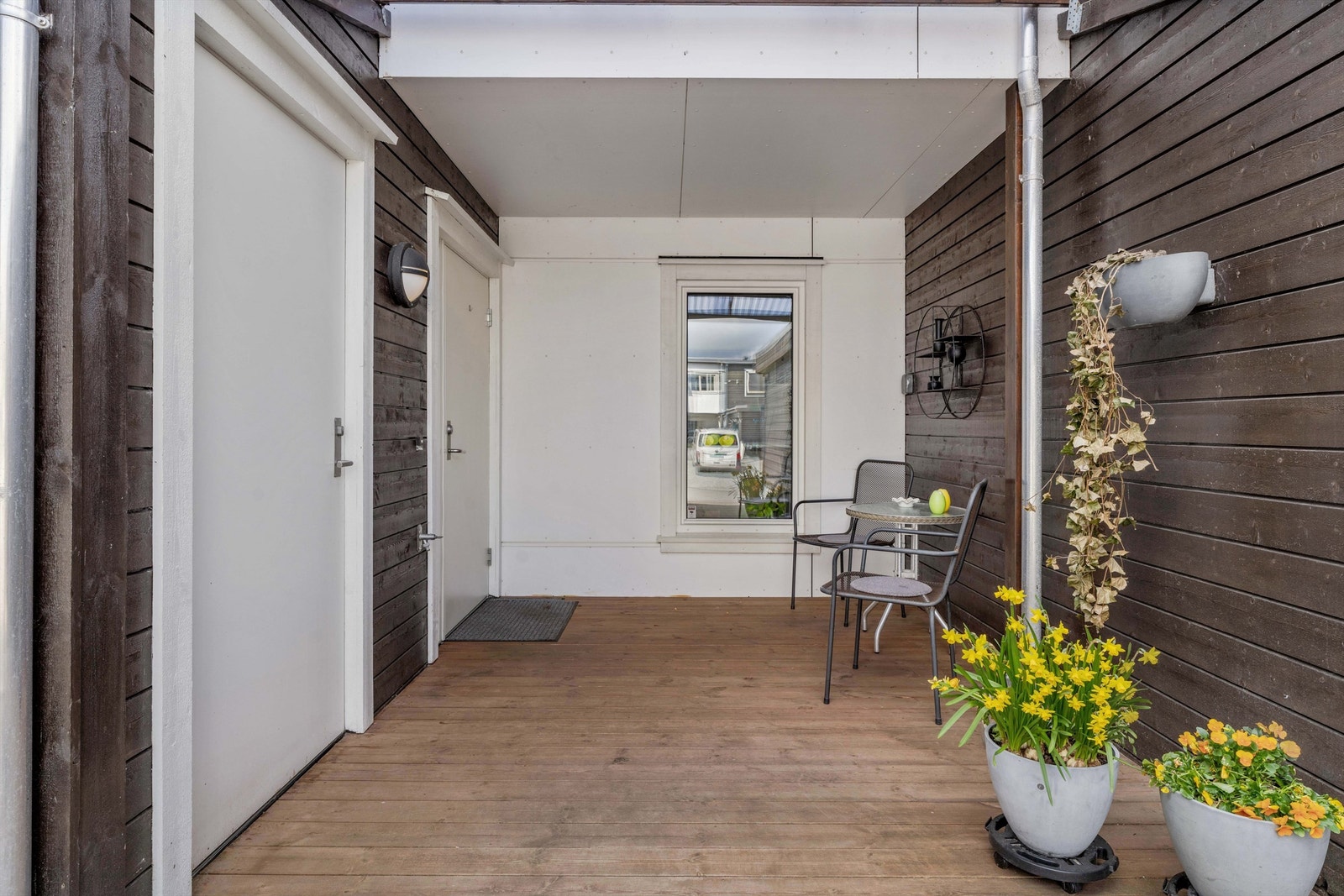 Inngangsparti med plass til koselig sittegruppe. Galleribilde