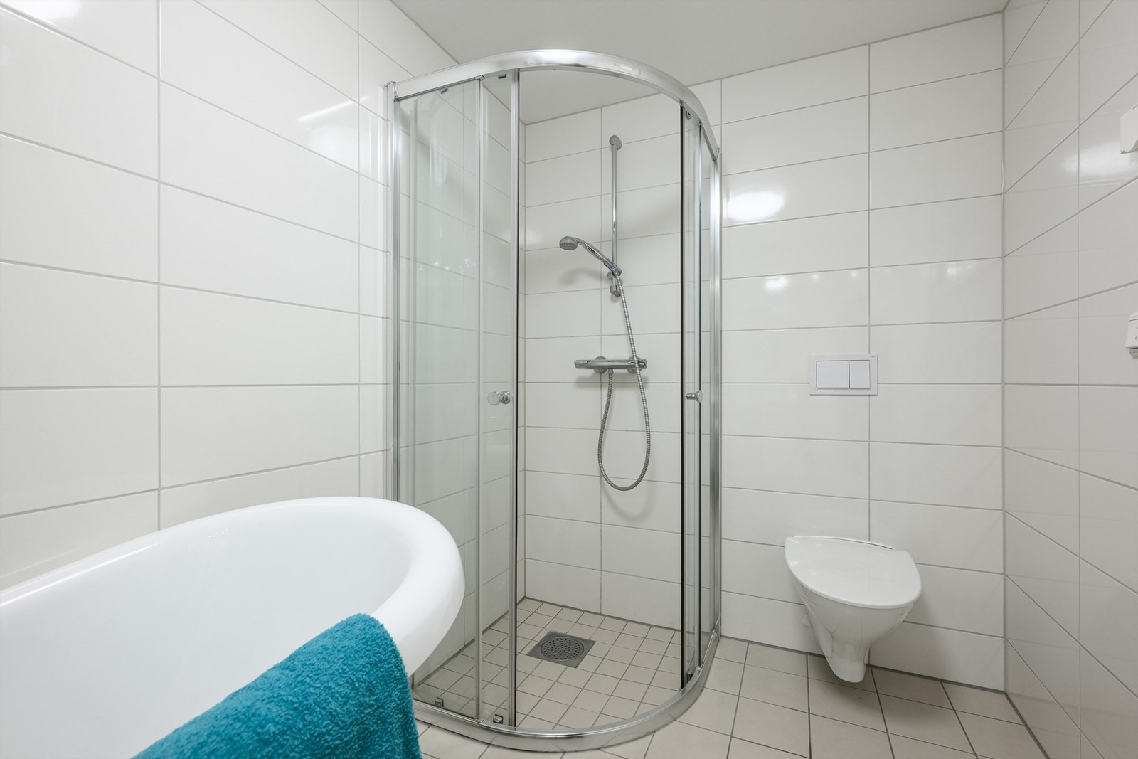 I tillegg til badekaret har badet et separat dusjhjørne. Badekaret kan enkelt fjernes dersom det er ønskelig med mer plass til eksempelvis stellebord, hyller eller kommode. Galleribilde