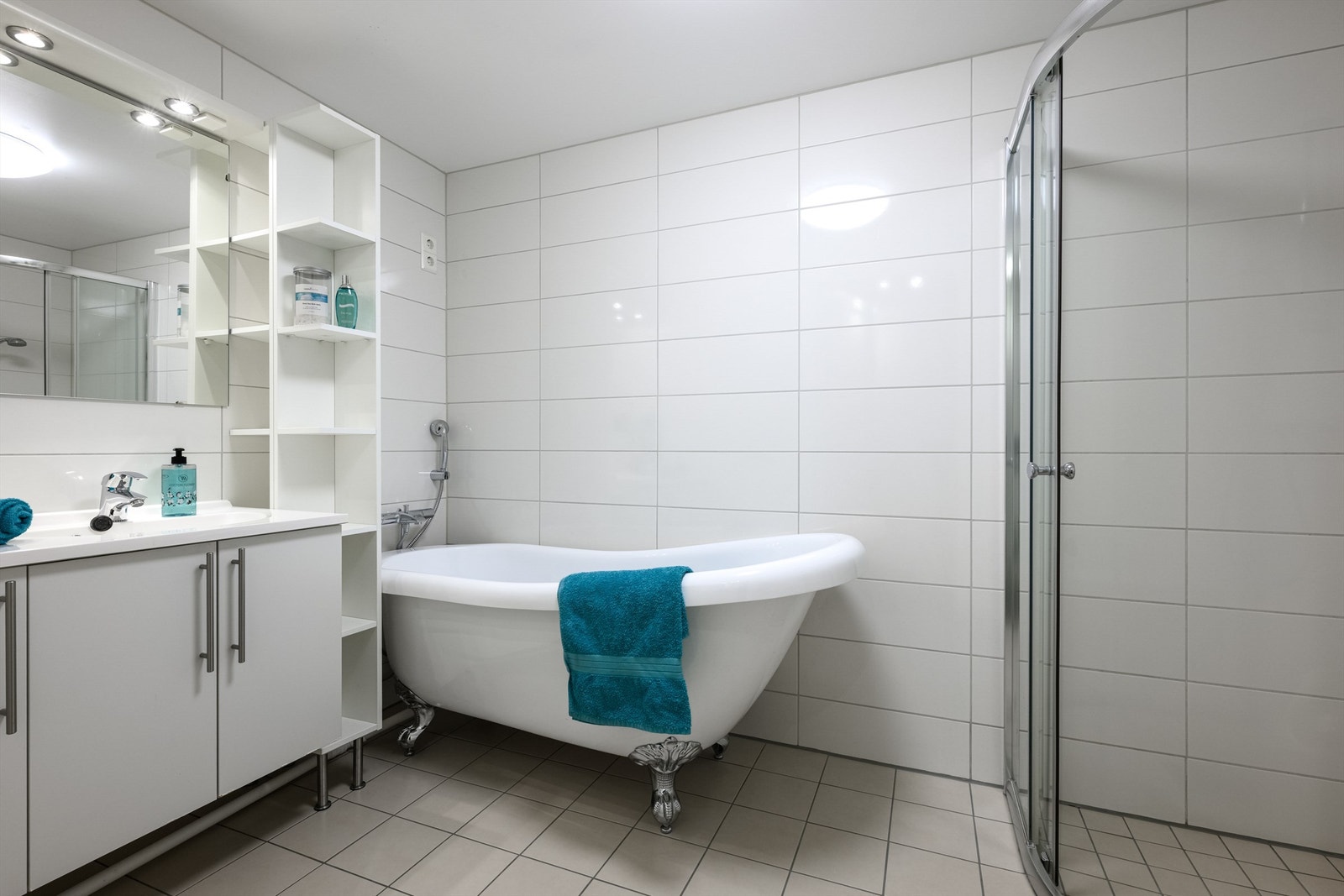 Hovedbadet i 2. etasje er helfliset og har varmekabler i gulvet. Badet er utstyrt med både badekar og dusj. Galleribilde