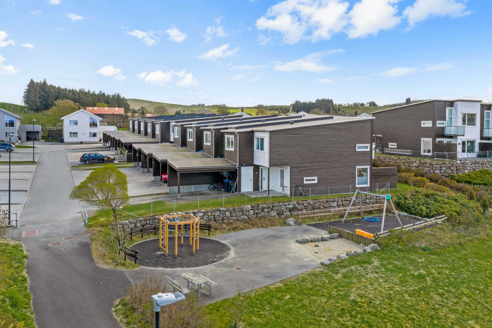 Lekeplass like ved boligen. Galleribilde