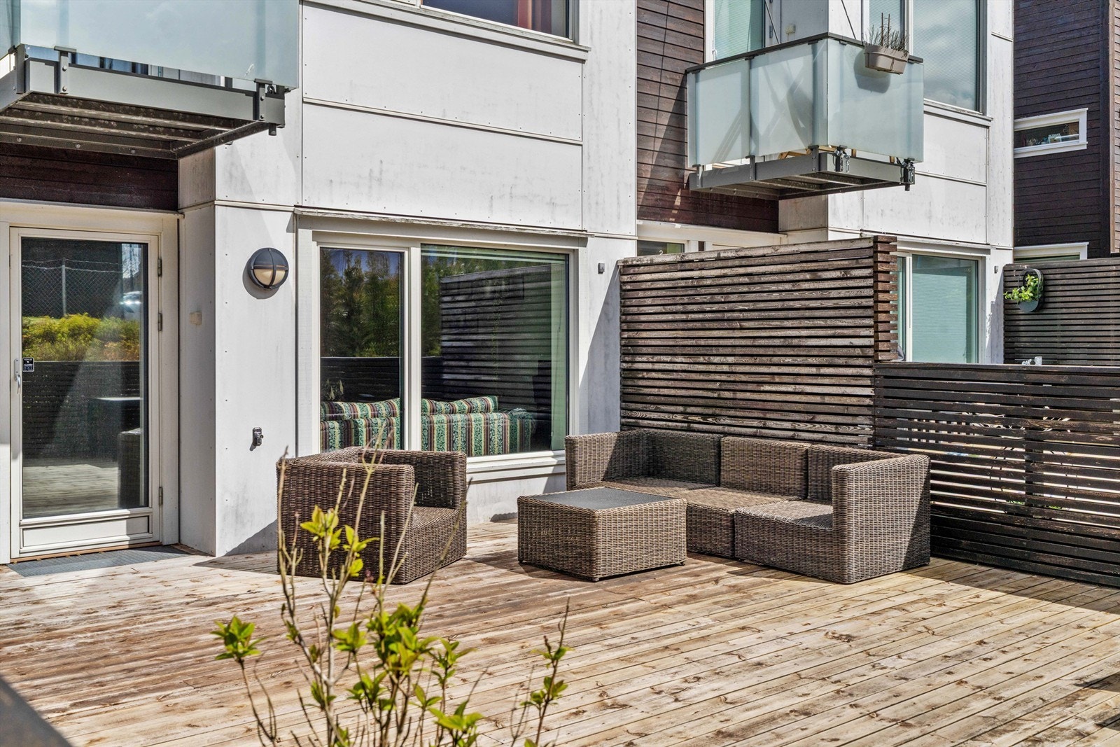 Romslig terrasse med plass til flere sittegrupper. Galleribilde