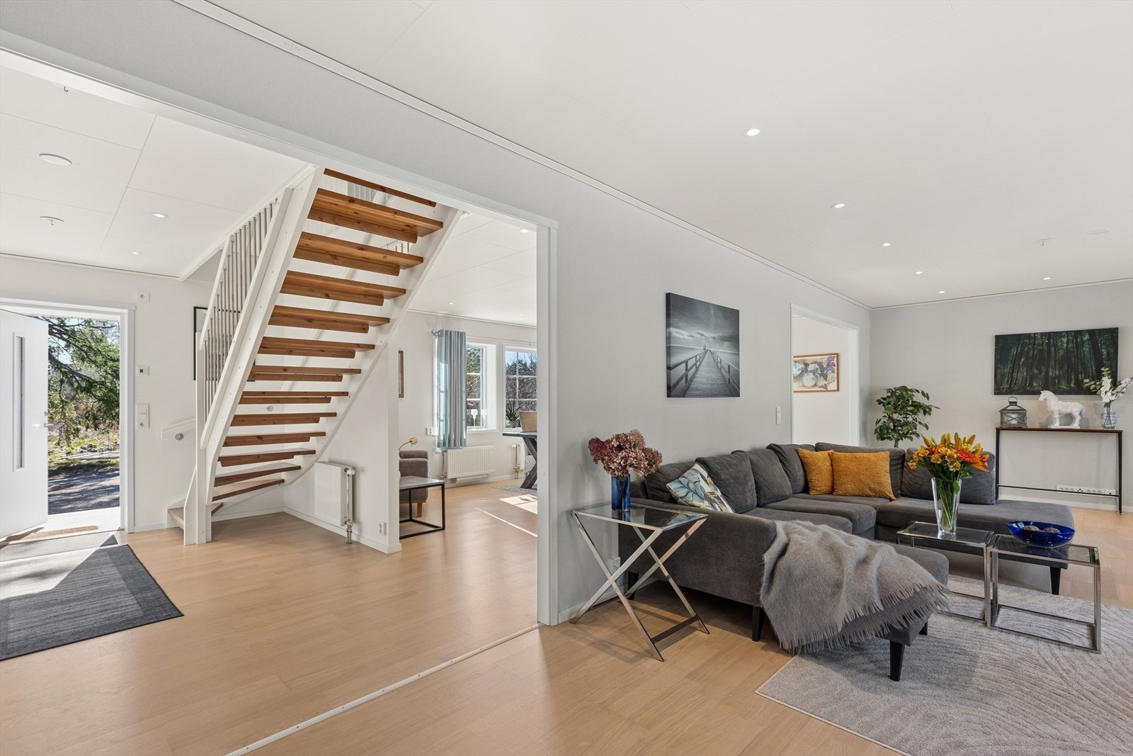 Fra entréen leder trappen opp til den innredede loftsetasjen. Sikringsskapet med automatsikringer er plassert i gangen. Galleribilde