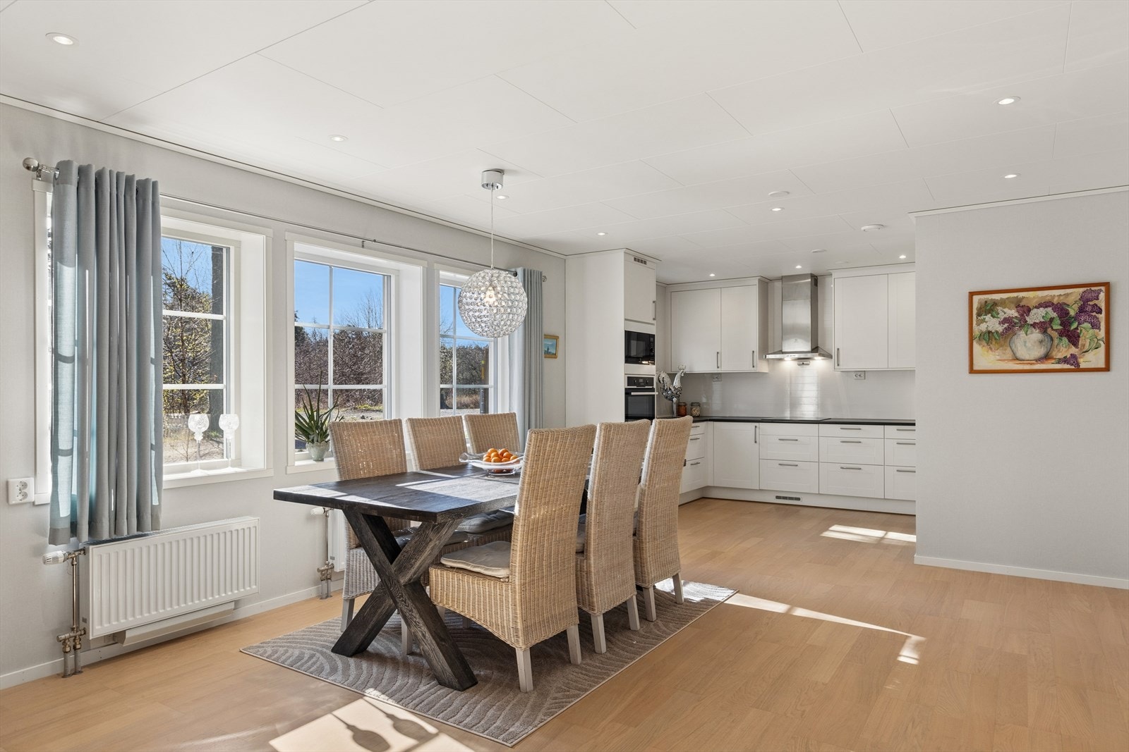 Kjøkkenet er en integrert del av oppholdsrommet, perfekt for å kombinere matlaging og sosialt samvær. Galleribilde