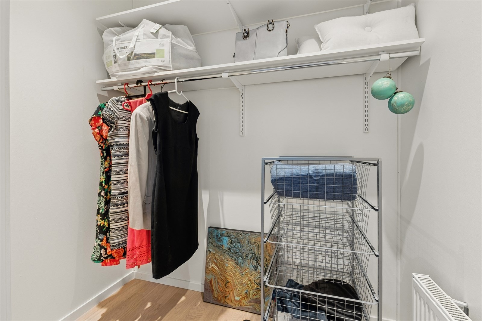 Walk-in garderobe med god plass til oppbevaring. Galleribilde
