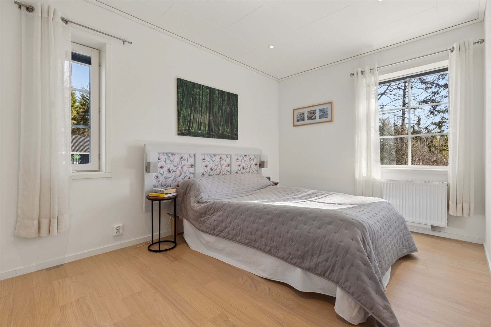 Hovedsoverommet i første etasje har god plass og godt med naturlig lys. Galleribilde