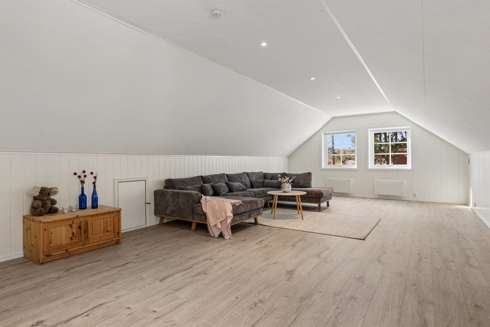 Den romslige loftstuen gir ekstra spillerom for familien og kan innredes som TV-stue, kontor eller lekerom. Galleribilde