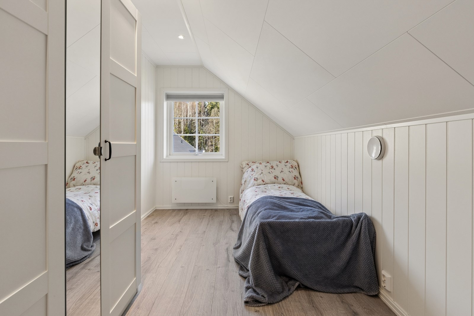 Det ene av to soverom i loftsetasjen, med plass til seng og garderobeskap. Galleribilde