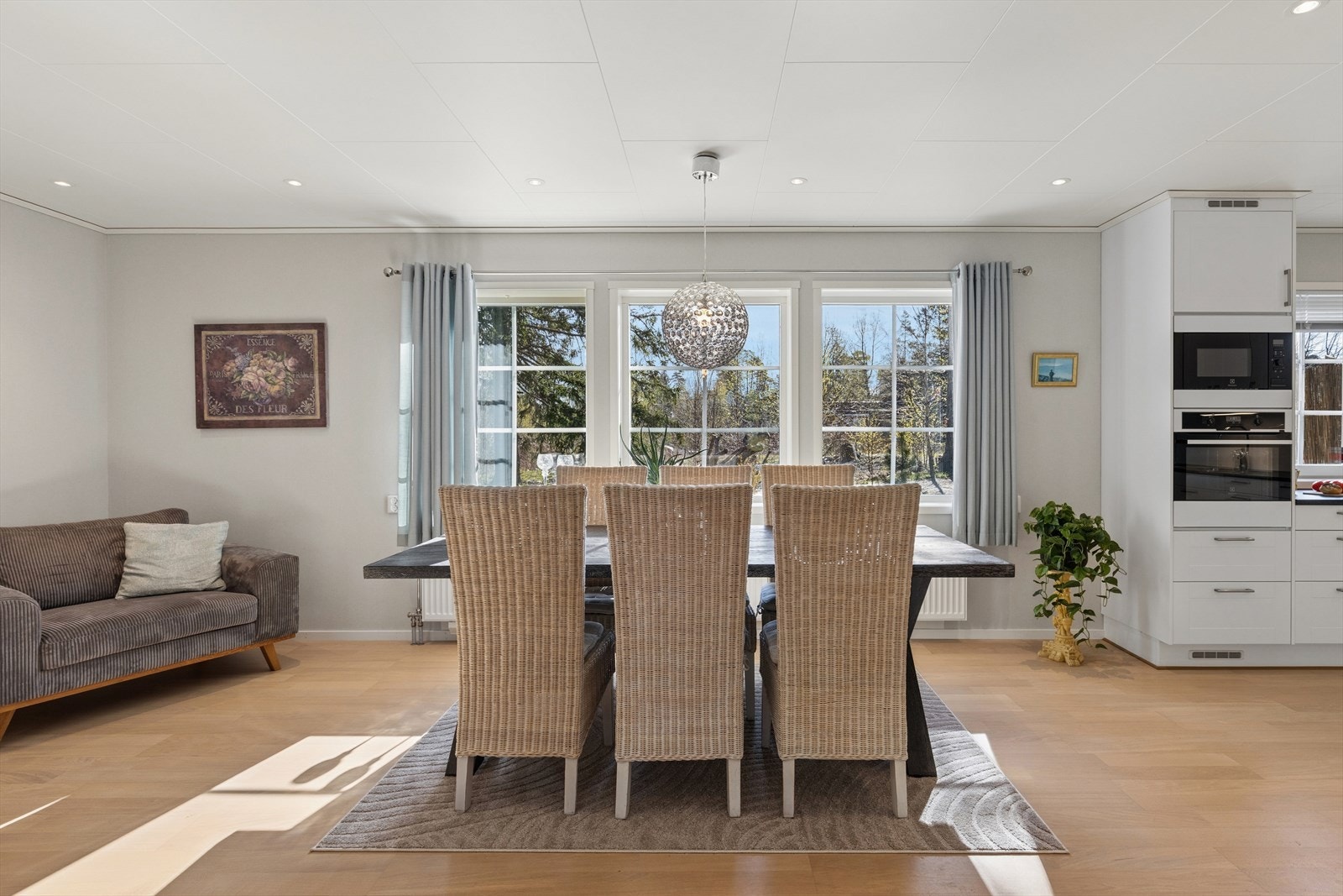 Fra spiseplassen er det en sømløs overgang til kjøkkenet, som gjør rommet sosialt og innbydende. Galleribilde