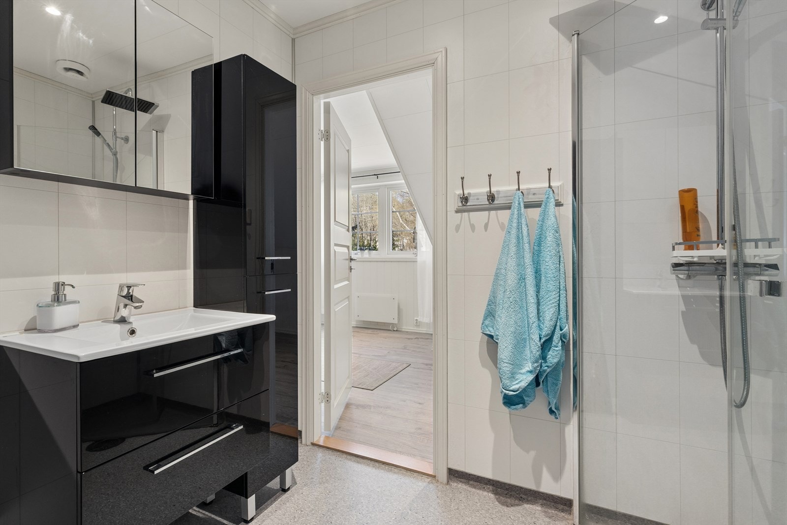 Badet i loftsetasjen er fra 2019 og har dusjhjørne, servantinnredning og toalett. Galleribilde