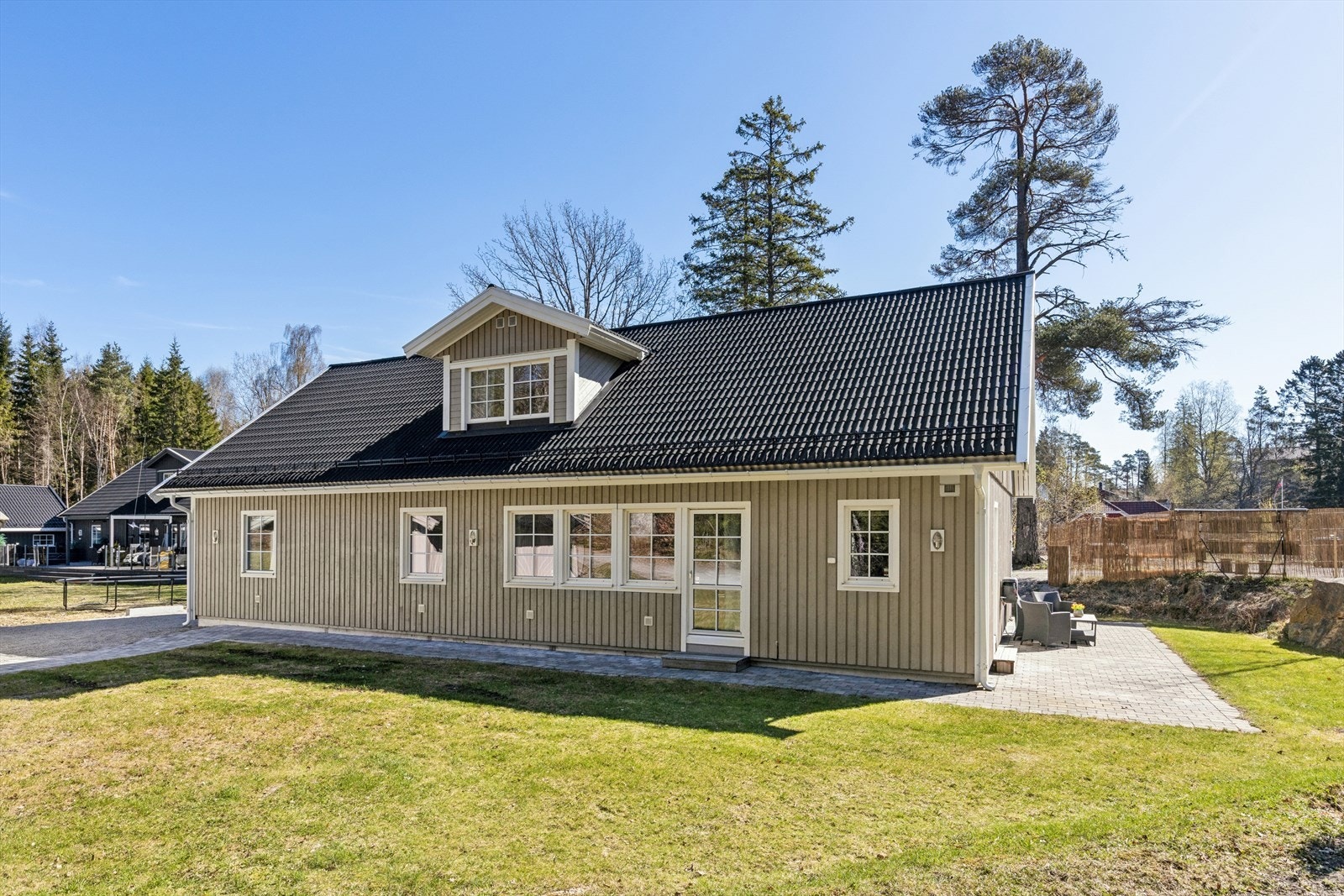 Eiendommen har flotte uteområder og ligger idyllisk til med kort vei til natur og skog. Galleribilde