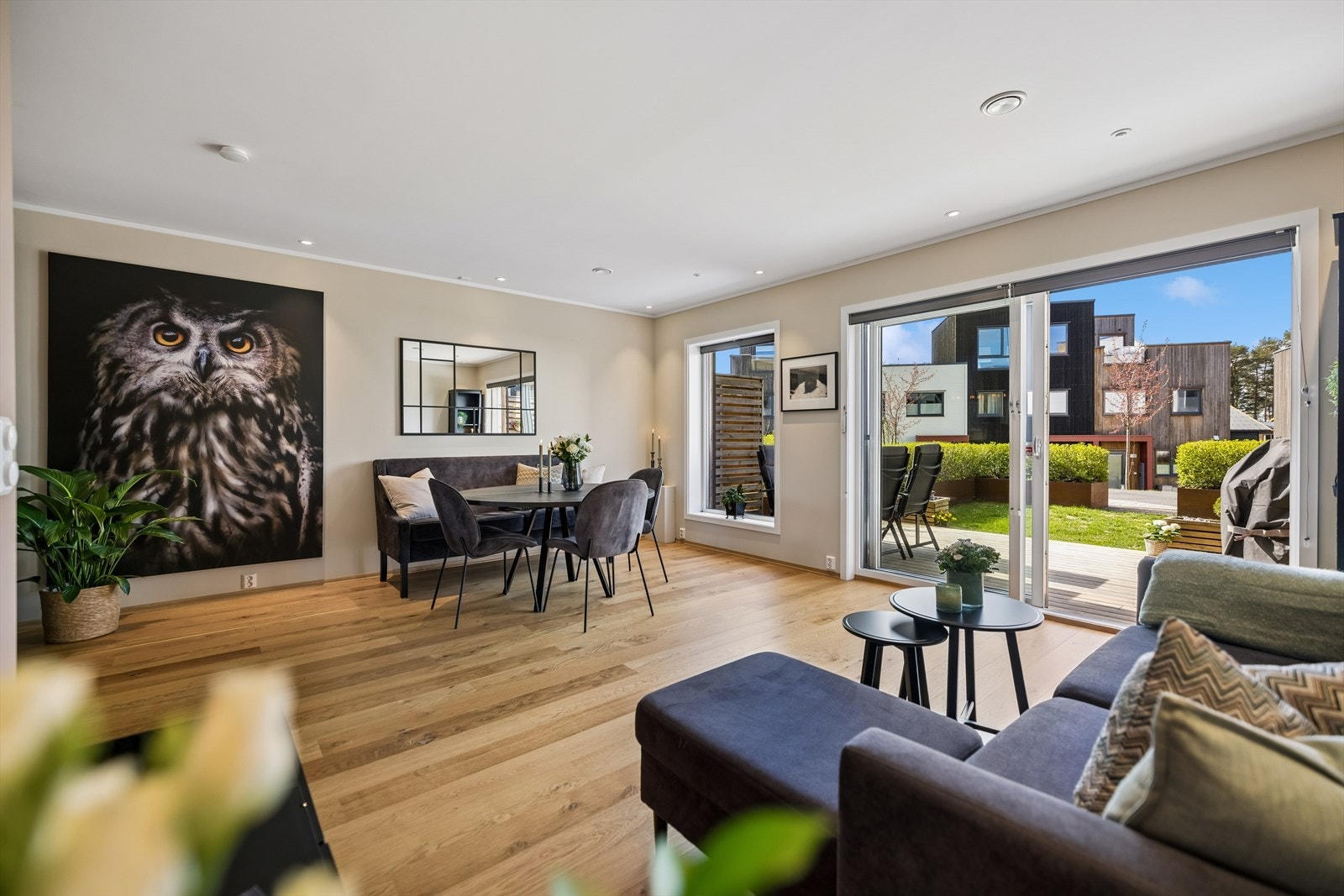Fra stuen er det direkte utgang til terrassen på 16 m² og hagen via en heve/skyvedør. Galleribilde