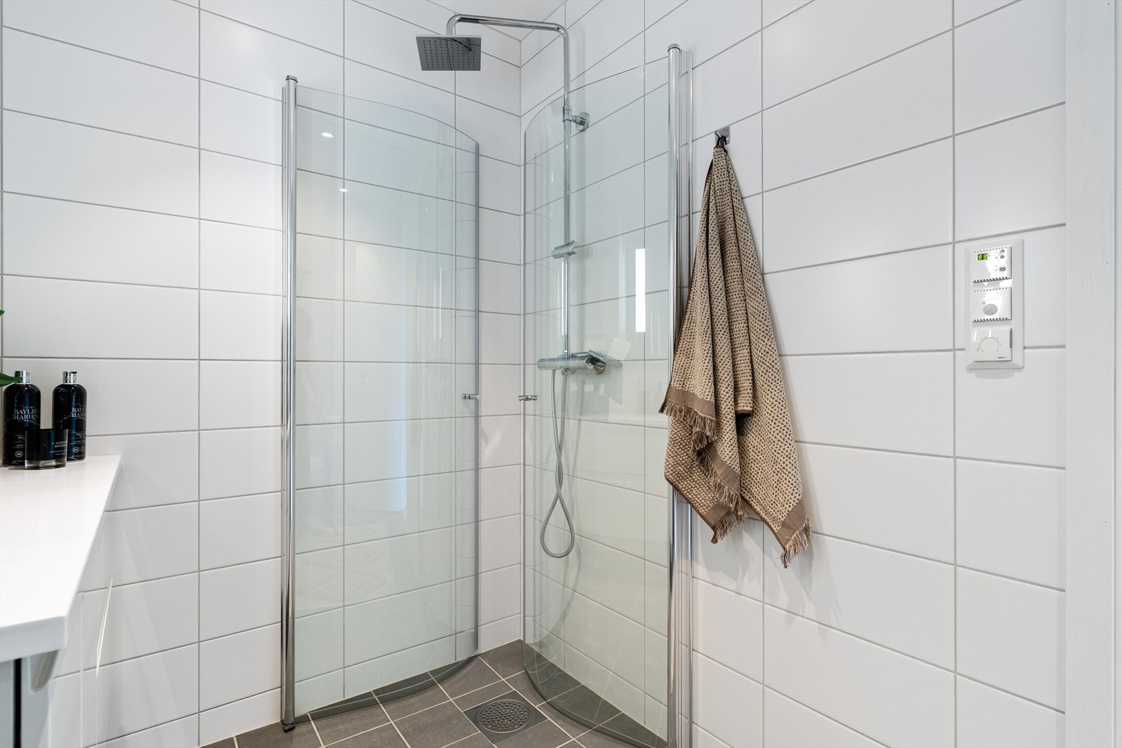 I tillegg til dette badet har leiligheten et bad på 3 kvm med adkomst fra gang. Galleribilde