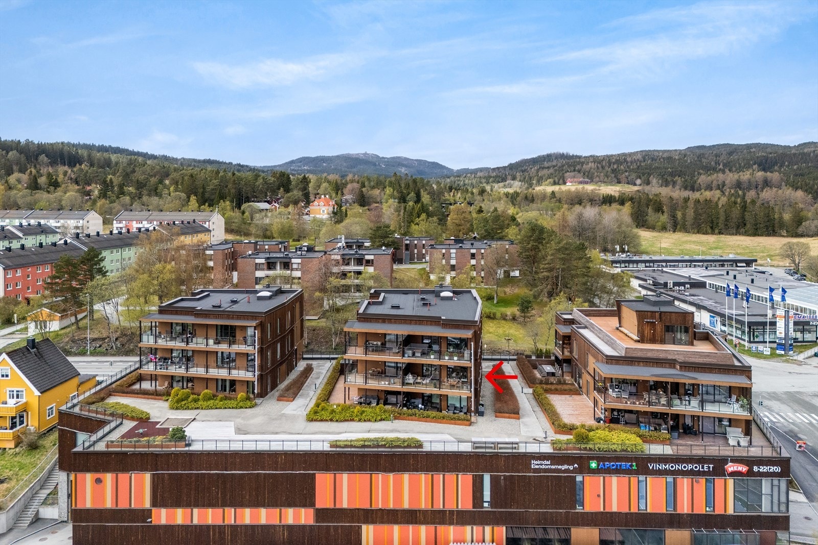 Se pil: Leiligheten har en attraktiv beliggenhet over Sverresborg senter. Galleribilde