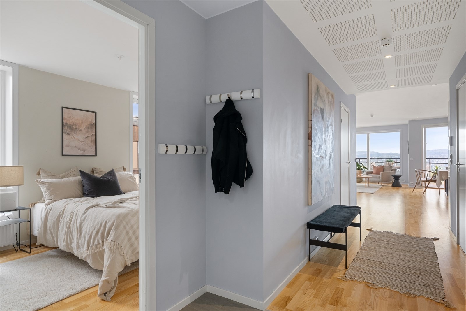 Smart og plassbesparende skyvedørsgarderobe som er bygget ut mot gangen, noe som gir mer plass på soverommet. Galleribilde