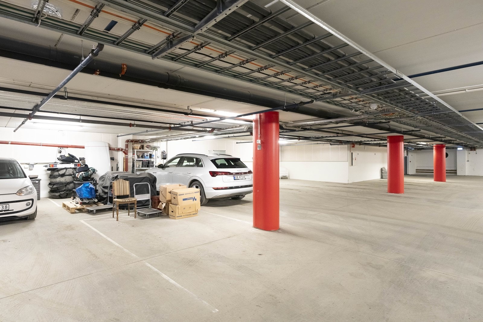 Det medfølger en parkeringsplass i felles p-kjeller. Galleribilde