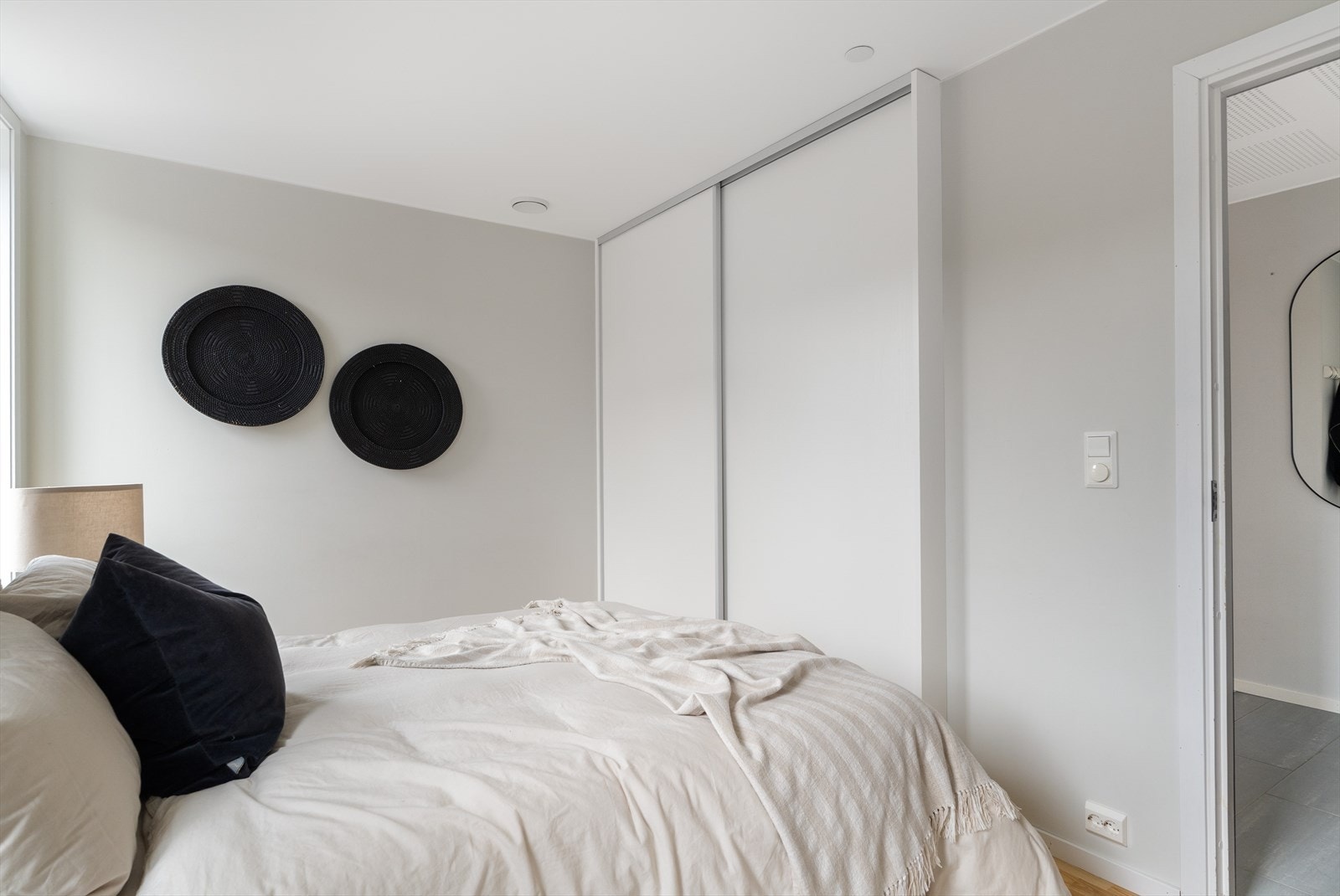 Lyst og flott soverom med skyvedørsgarderobe. Galleribilde