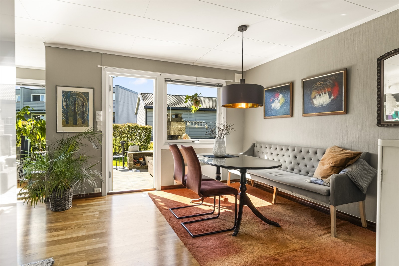 Terrassedøren visker ut skillet mellom inne og ute på sommerstid. Galleribilde