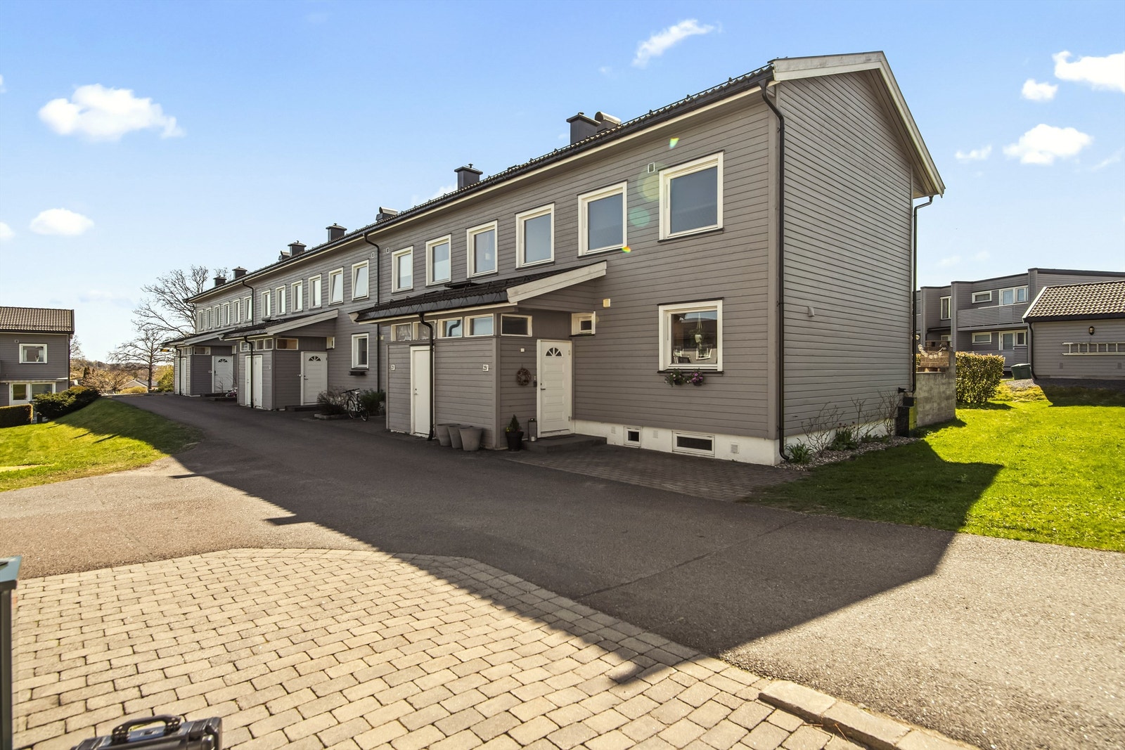 Boligens fasade mot nord med inngangsparti. Galleribilde