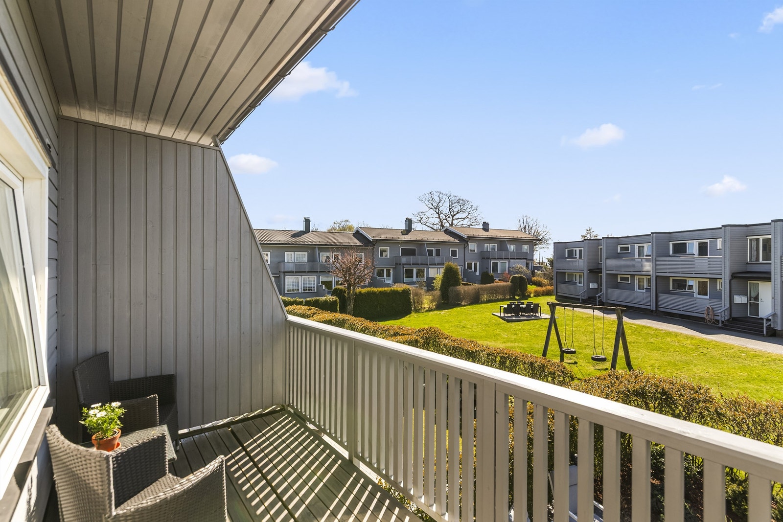Balkongen er en fin, privat uteplass med plass til en liten sittegruppe. Galleribilde
