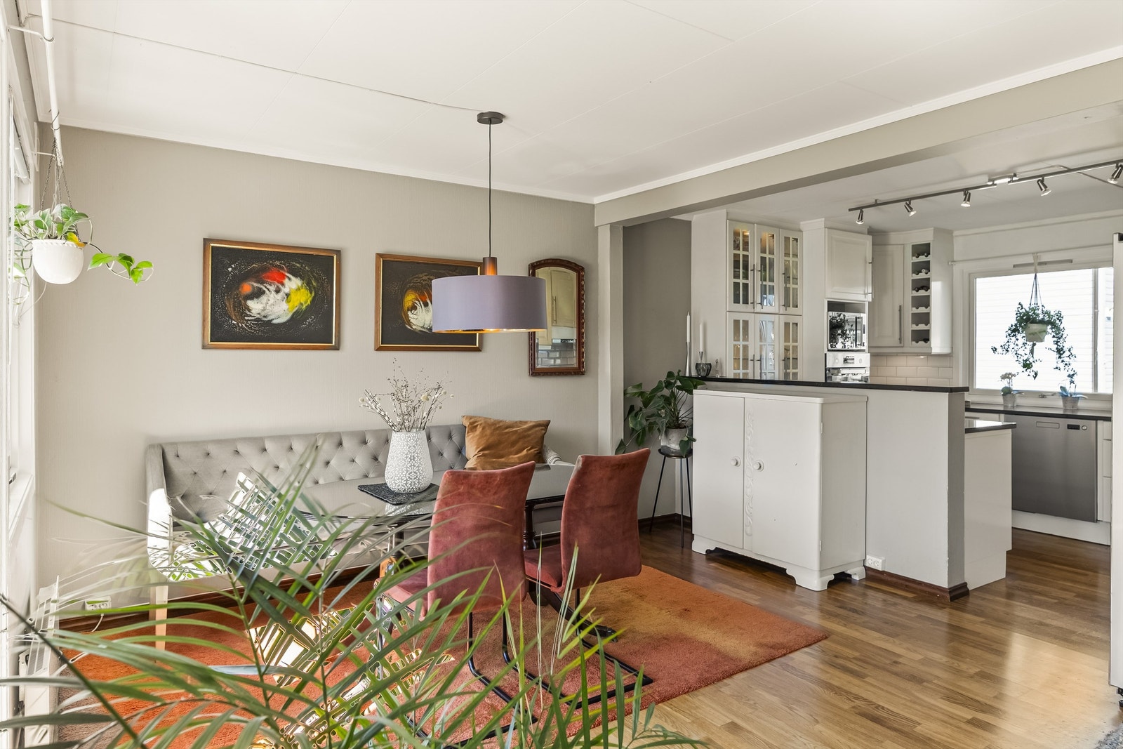 Spisestuen ligger i åpen løsning med stuen og har plass til et stort spisebord. Galleribilde