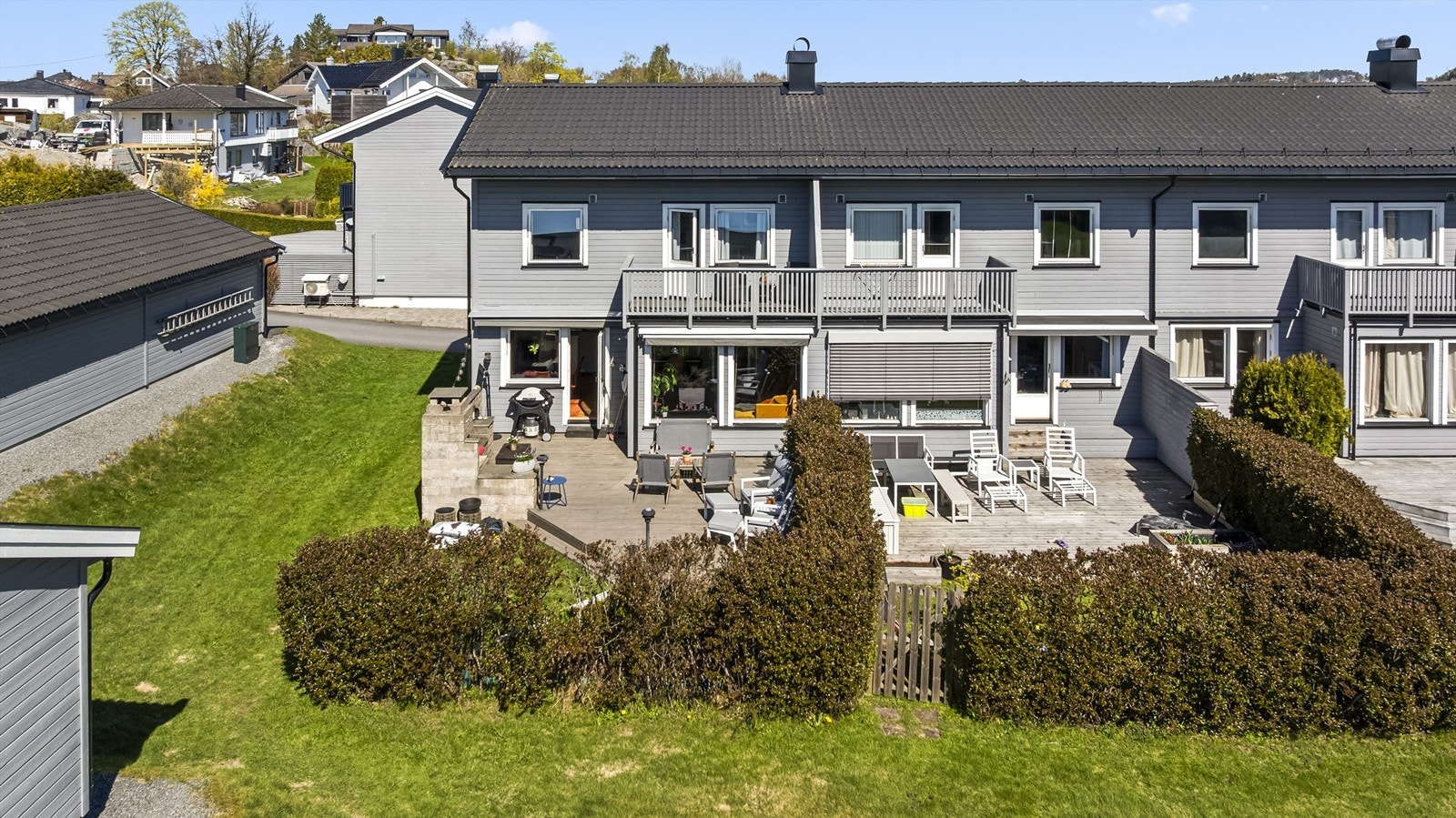 Fasaden ble kledd om og etterisolert i 2015, og taket ble skiftet samme år. Galleribilde