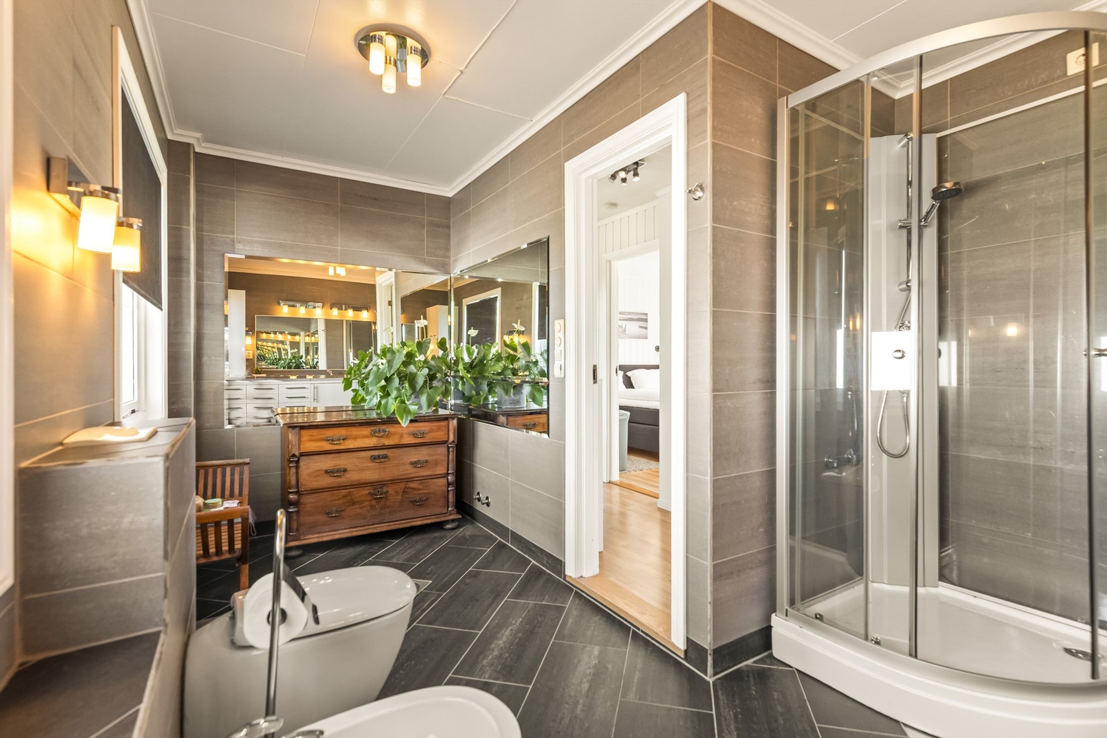 Badet er utstyrt med gulvvarme, dusjkabinett, vegghengt toalett og bidet. Galleribilde
