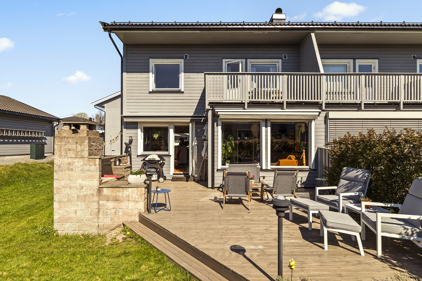Dette enderekkehuset har en stor, sydvendt terrasse med en stemningsfull utepeis - et naturlig samlingspunkt på varme dager. Galleribilde