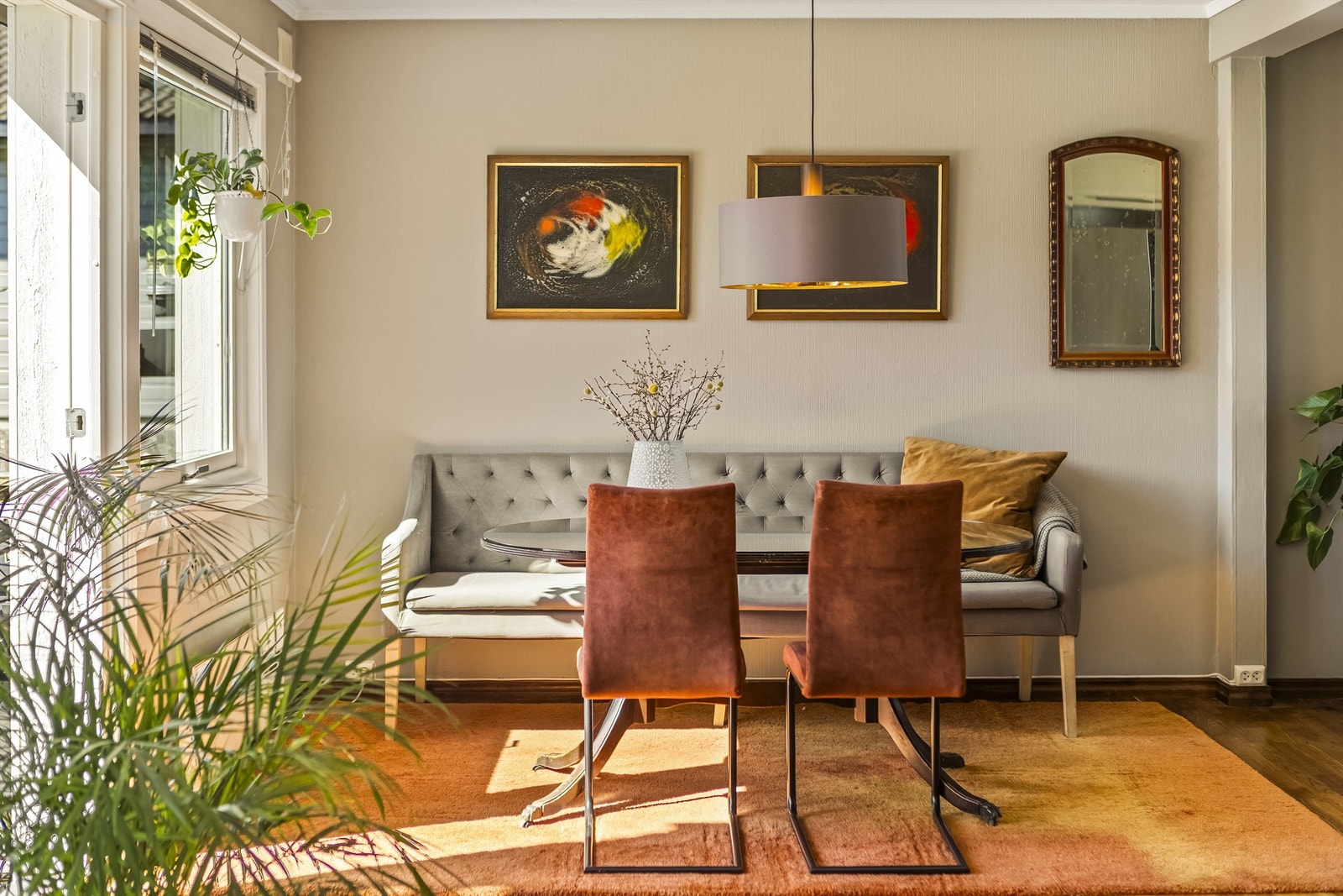 Spiseplassen er lys og trivelig. Galleribilde