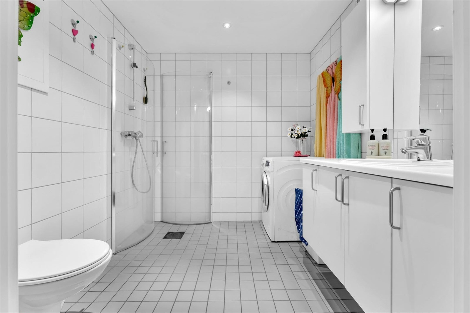 Romslig bad med plass og opplegg for vaskemaskin Galleribilde