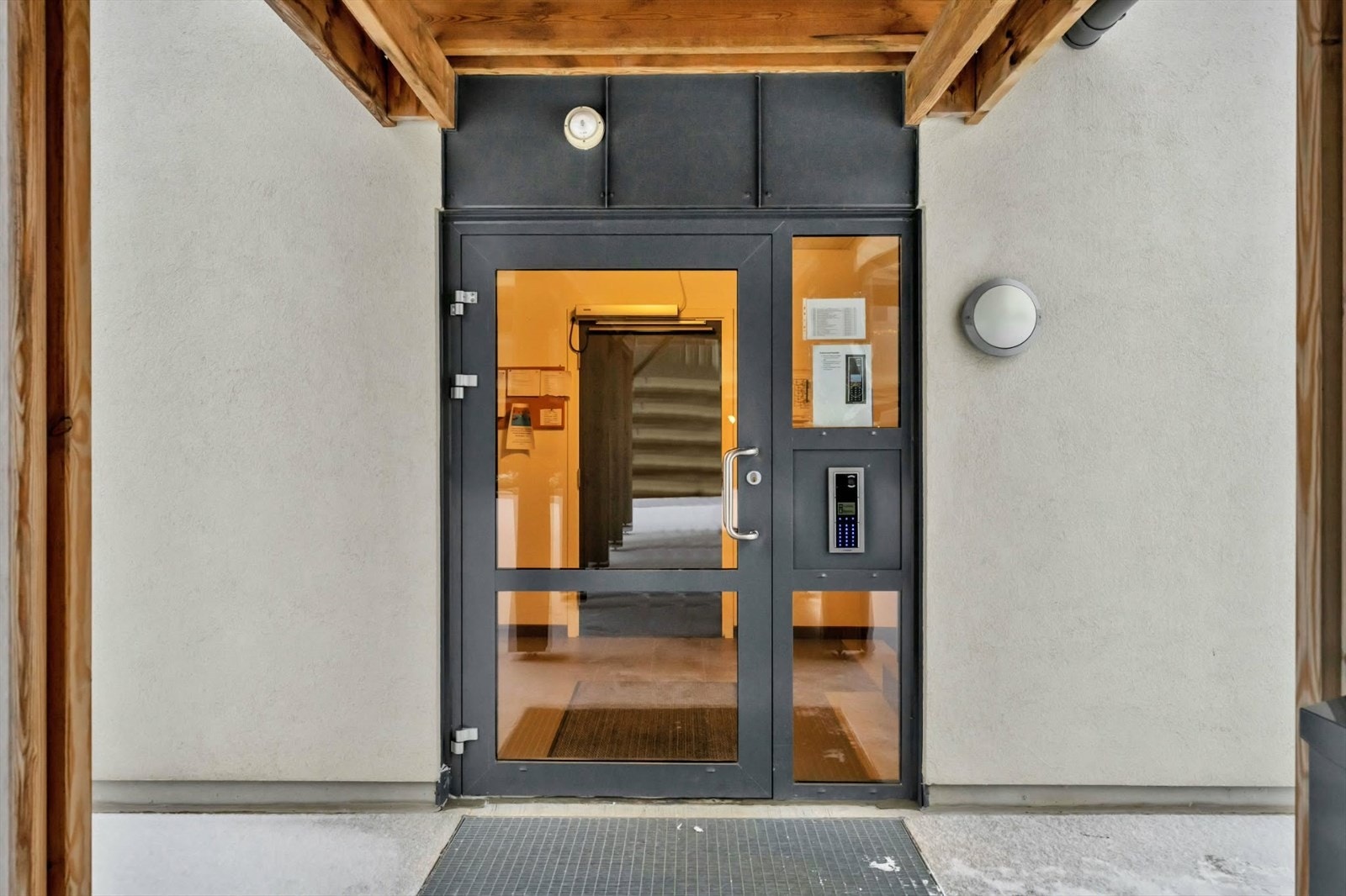 Felles inngangsparti med porttelefon Galleribilde