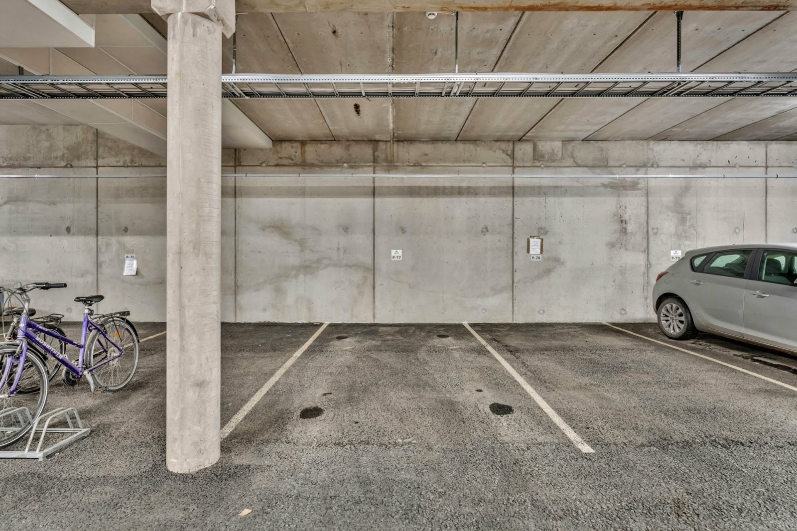 Parkeringsplass nummer 77. Mulighet for Elbillader Galleribilde