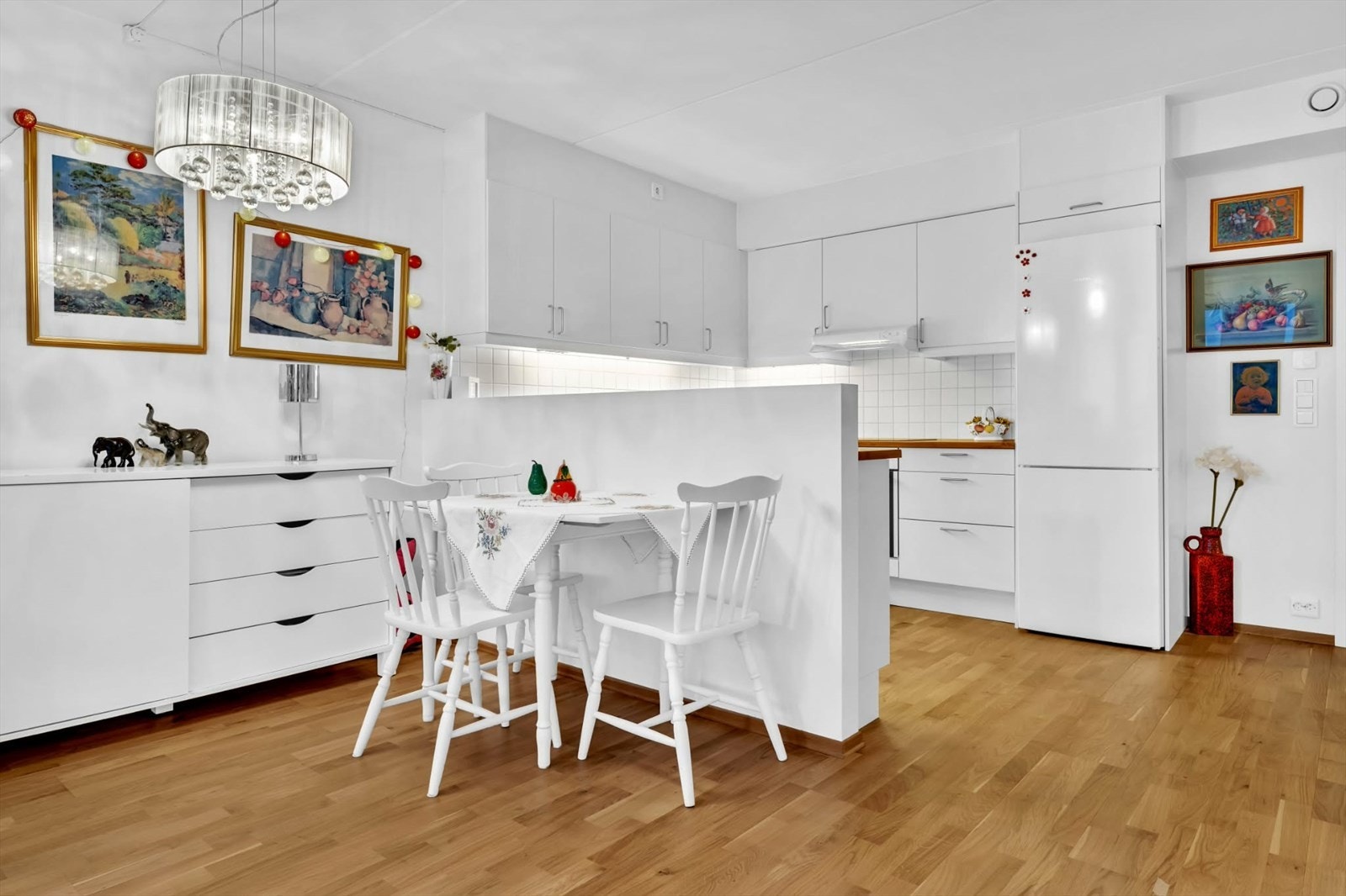 Kjøkkenet har åpen løsning mot stue Galleribilde