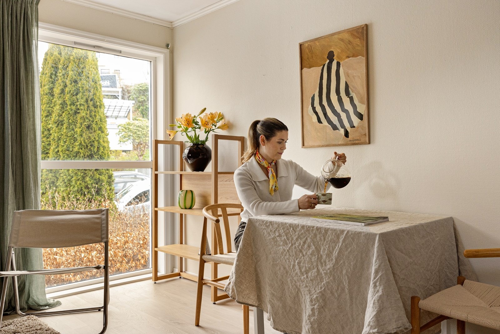 De store vindusflatene slipper inn godt med naturlig lys og skaper en god atmosfære. Galleribilde