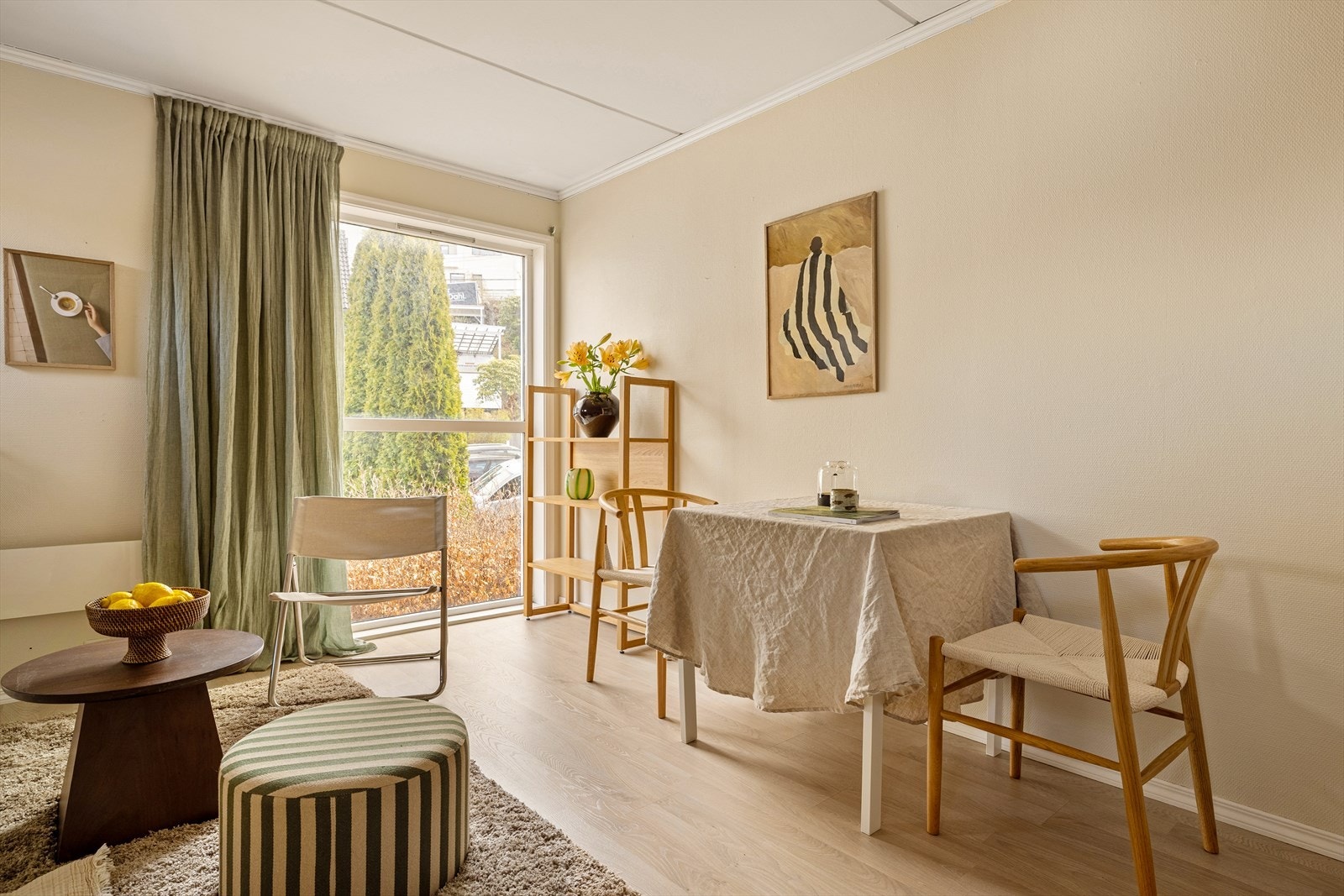 Leilighetens oppholdsrom har god plass til å innredes med sofa/seng og spiseplass. Galleribilde