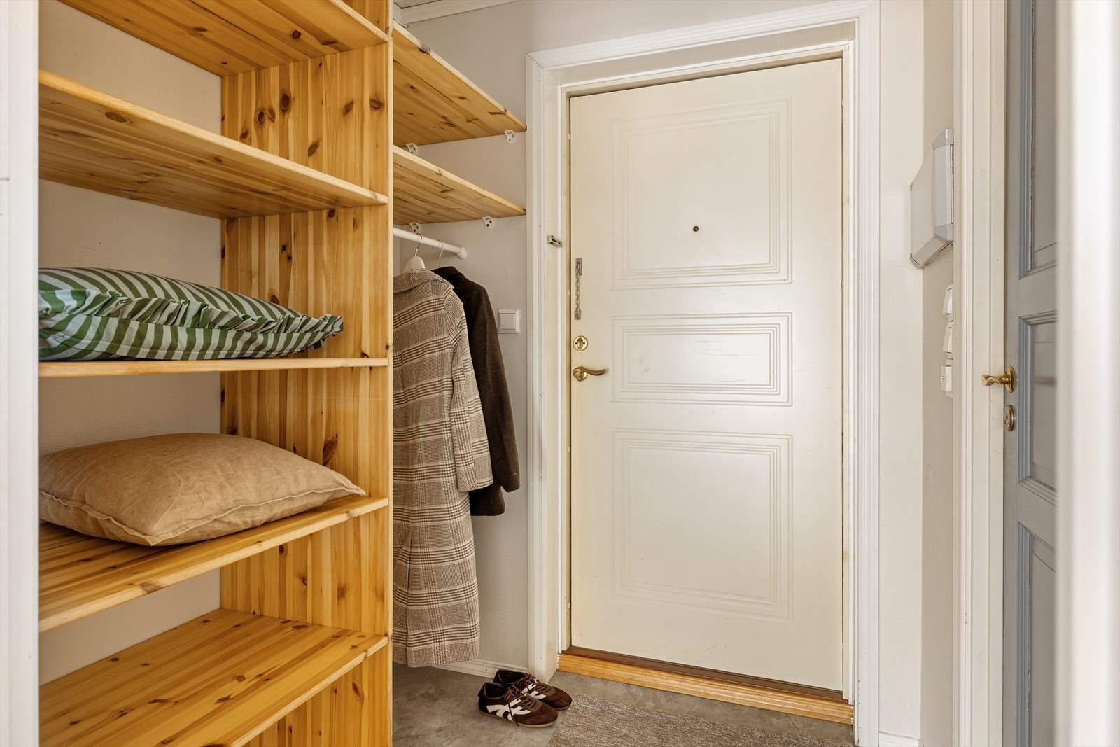 Trivelig inngangsparti med gode oppbevaringsmuligheter. Galleribilde