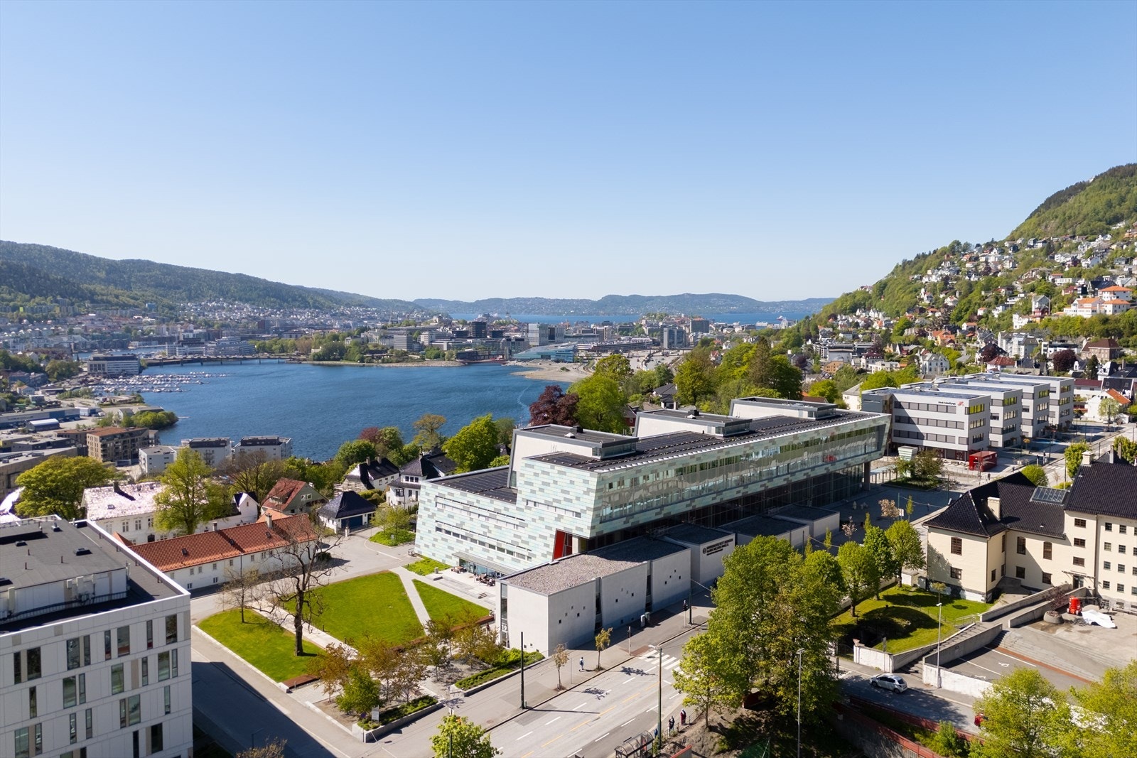 Fra boligen kan du rusle til både Haukeland sykehus og byens sentrale studiesteder - ideelt for både jobb og studier. Galleribilde