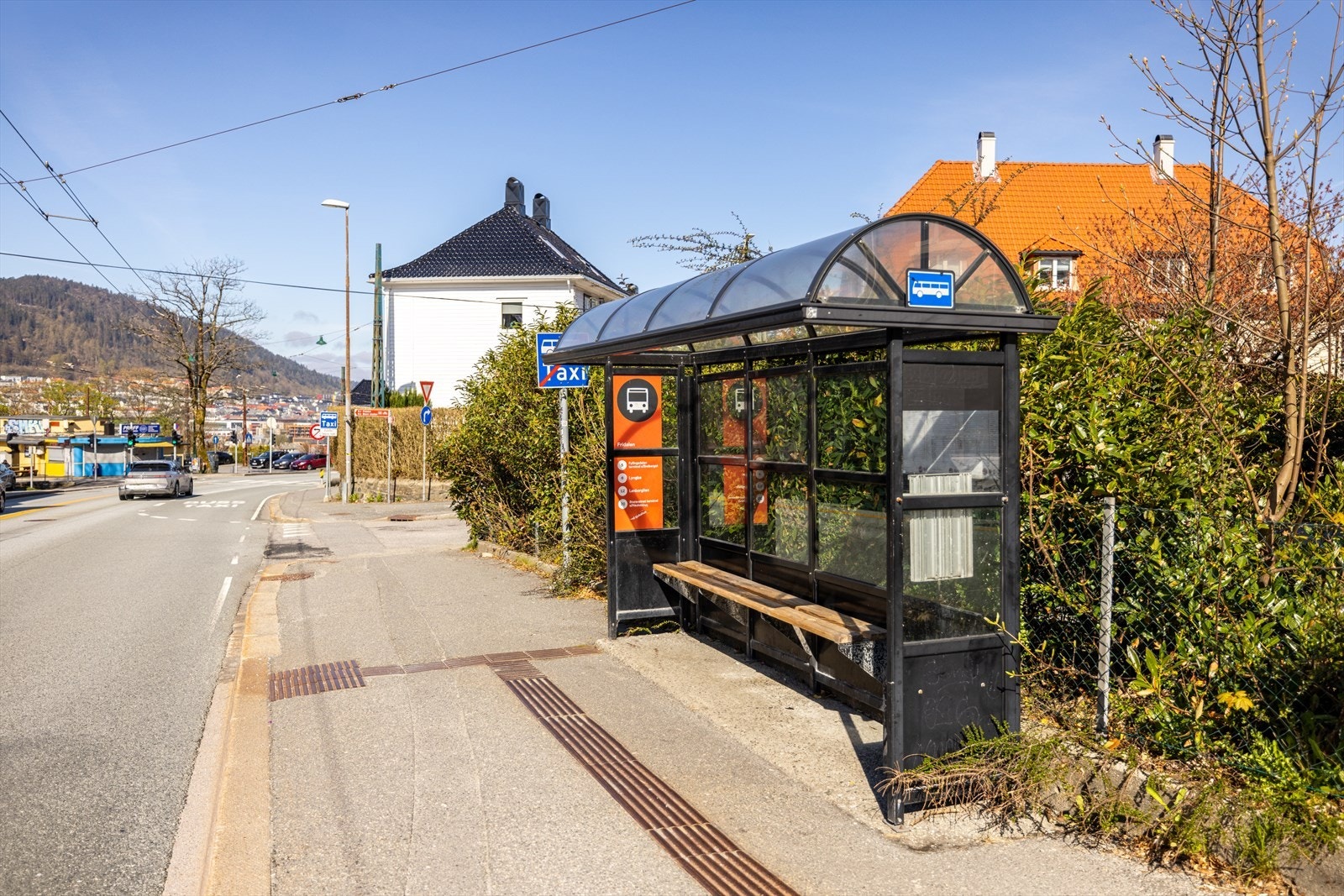 Fra boligen er det bussholdeplass like utenfor døren, med hyppige avganger mot Bergen sentrum og øvrige bydeler. I tillegg er det ca. 7 minutters gange til Bybanen med nytt stopp ved Haukeland, som gir enkel og effektiv forbindelse i hele byen. Galleribilde