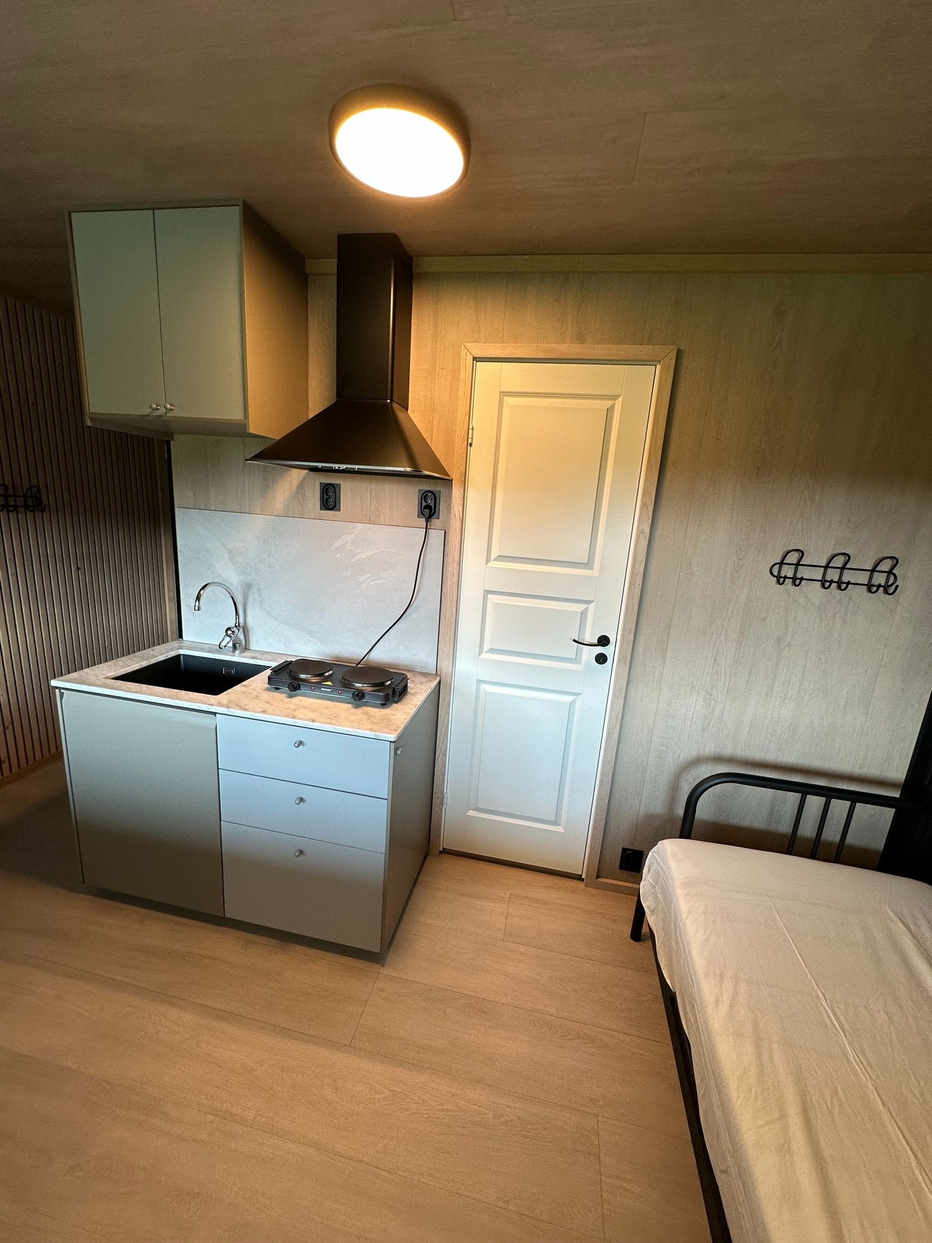 Utleiedelen mot øst lar seg enkelt innlemmes i hoveddel om kjøper ønsker det. Ved hall har man i dag en liten bod som vil fungere som en gjennomgang til utleiedel (i dag avlåst). Galleribilde