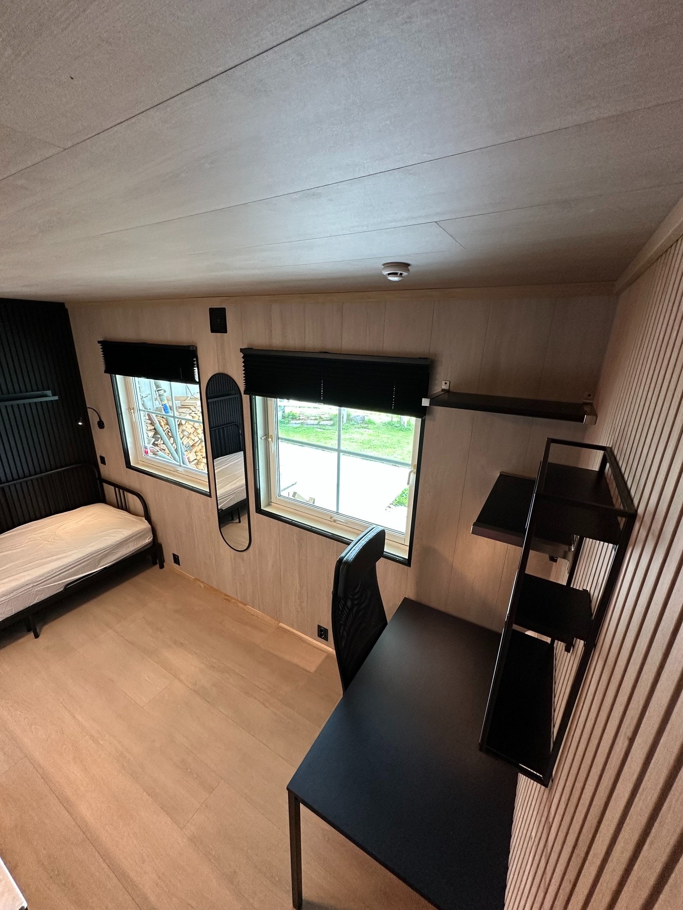 Utleiedel mot vest er på ca. 75m² og består av 4 hybler på 9,3m², 10,4m², 10,8m² og 12,9m². Tre av fire hybler har hybelkjøkken på rommet hvorav den siste har sitt kjøkken på gangen utenfor. Hyblene deler et bad/vaskerom på 7,2m². Totalt utleid for kr 24. Galleribilde