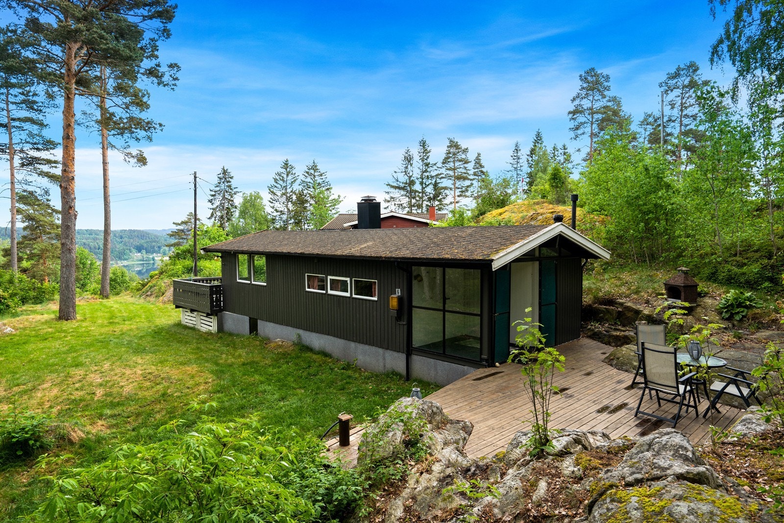 Eiendommen ligger idyllisk til på hyttefeltet Aasen i Skiptvet. Galleribilde
