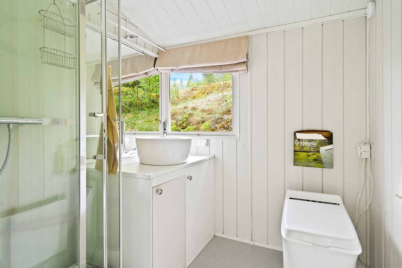 Badet er innredet med servantskap, dusjkabinett og Cinderella forbrenningstoalett. Det er sommervann til utekran - det er kun lov å ha vann til hyttevegg ellers kreves det godkjent avløp. Galleribilde