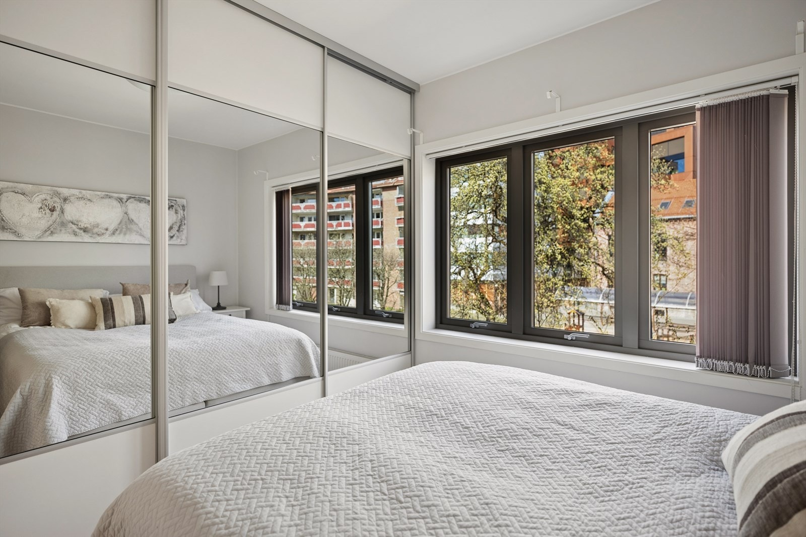 Rommet har skyvedørsgarderobe. Galleribilde