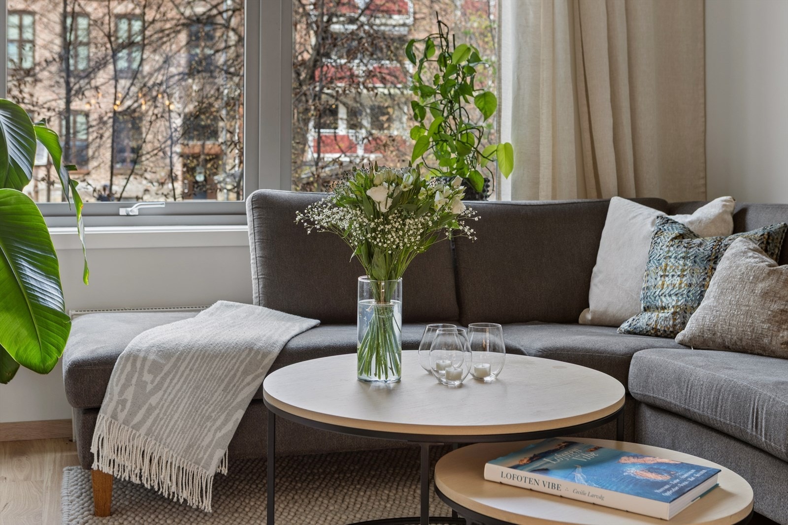 Her er det god plass til både sofagruppe og spiseplass, noe som gjør stuen til et naturlig samlingspunkt for både hverdag og sosiale sammenkomster. Galleribilde